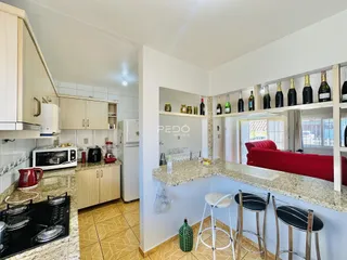 Vista de uma cozinha aberta com área de jantar e sala de estar em Lajeado.