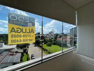 Vista externa de uma propriedade em Lajeado, Brasil, mostrando casas e jardim.