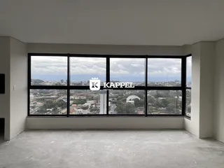 Vista panorâmica da paisagem urbana de Lajeado através de uma grande janela.