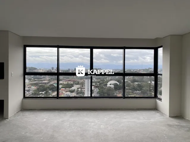 Vista panorâmica da paisagem urbana de Lajeado através de uma grande janela.