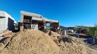 Fachada de construção de uma casa em Lajeado, Brasil, com estrutura de concreto em obra.