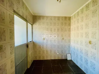 Interior de um corredor com revestimento de azulejos nas paredes.