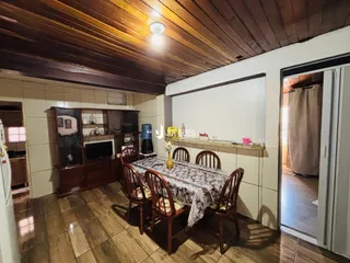 Uma sala de jantar com piso de madeira e teto de madeira.
