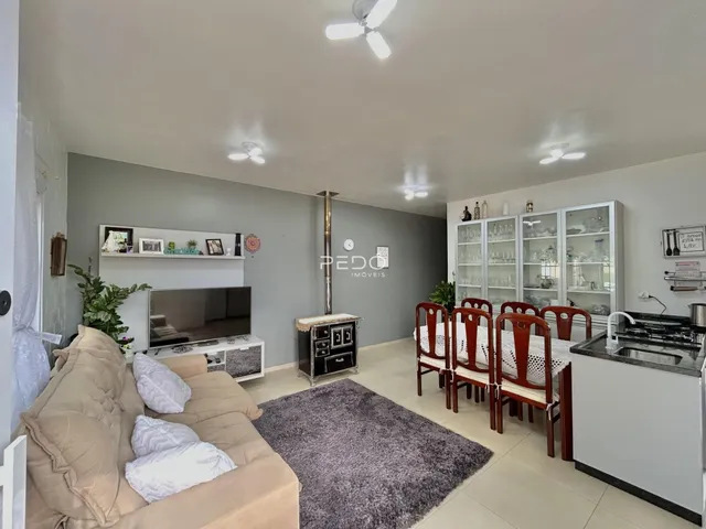 Sala de estar com sofá e área de jantar em um imóvel no Brasil.