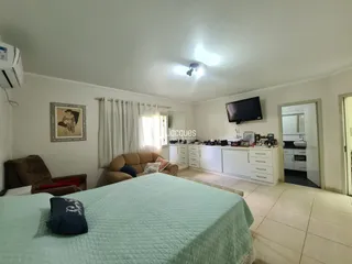 Foto de uma sala de estar com sofá e cama em um imóvel.