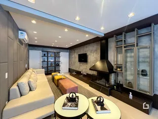 Sala de estar moderna com lareira e estantes em um apartamento.