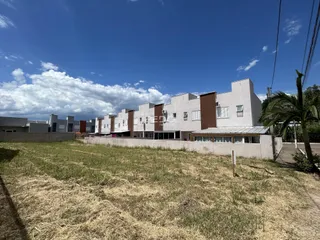 Vista externa de um complexo de edifícios em Lajeado, Brasil, com um campo gramado à frente.