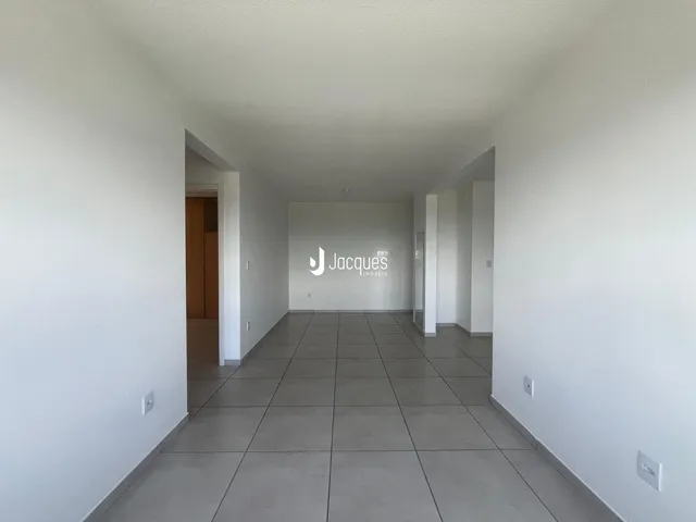 Corredor interno de uma residência com piso de cerâmica.