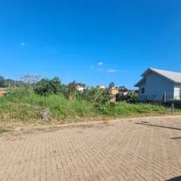 Vista externa de uma residência em Lajeado, Brasil, mostrando a fachada e a área externa.