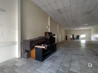 Corredor interno com piso de cerâmica e teto de gesso.