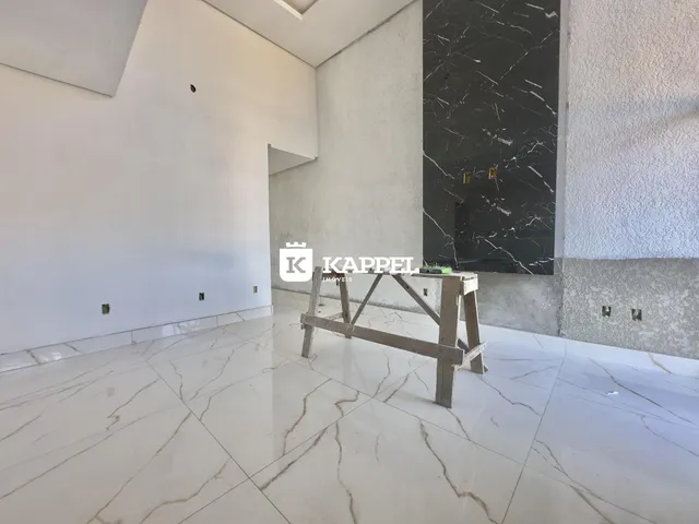 Ambiente interno com piso de mármore claro e parede de destaque escura.