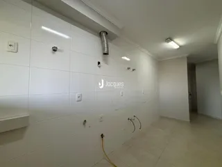 Hall de um imóvel com paredes brancas e piso de cerâmica.