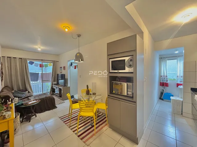Sala de estar com vista para o exterior em imóvel em Lajeado.