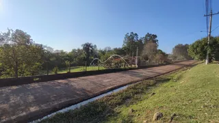 Vista da estrada rural com vegetação ao redor em Lajeado, Brasil.
