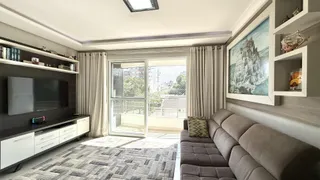 Sala de estar com vista para o exterior através de portas de vidro.