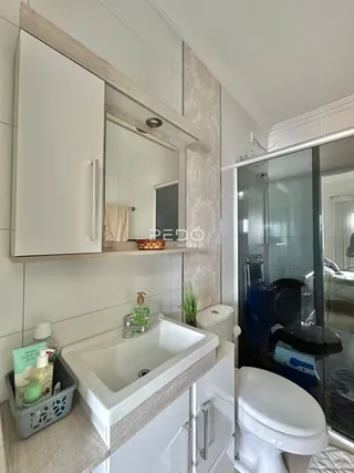 Foto de um banheiro moderno com pia e box de vidro.