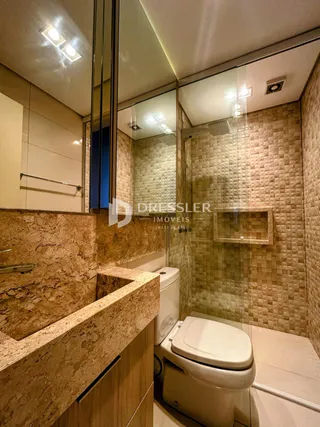 Foto do interior de um banheiro com revestimento de cerâmica.