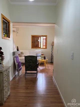 Sala de estar com sofá e piso de madeira clara.