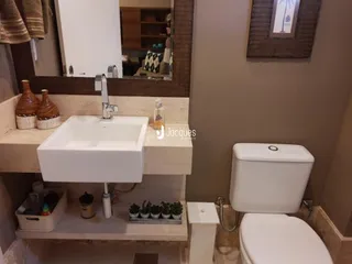 Foto de um banheiro com pia e vaso sanitário em uma residência.