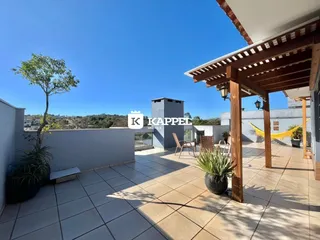 Foto de uma área externa com piso de cerâmica e estrutura de madeira em um imóvel em Lajeado.