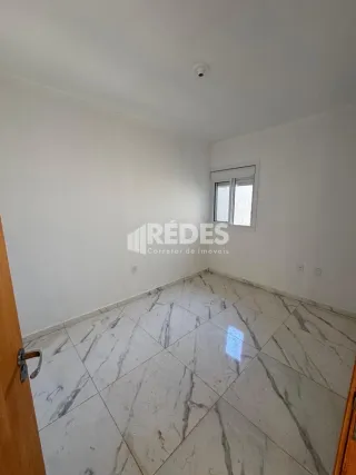 Ambiente interno com piso de porcelanato em tom de mármore.