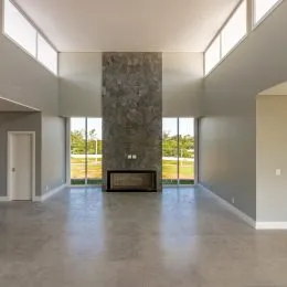 Ambiente interno amplo com paredes claras e piso liso.