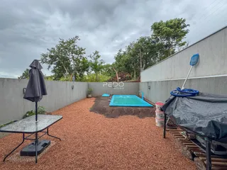 Área externa com piscina inflável e paisagismo em Lajeado.