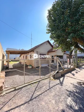 Foto da fachada de uma casa de madeira em Lajeado, Brasil.