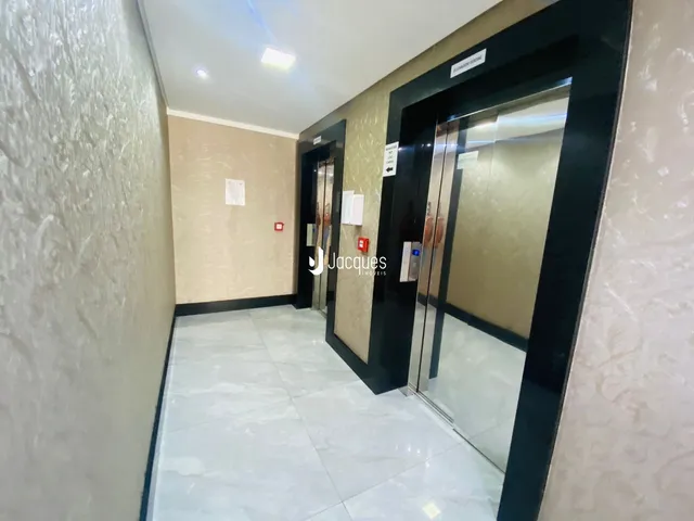 Hall de entrada com piso de cerâmica clara e paredes bege em um imóvel no Brasil.