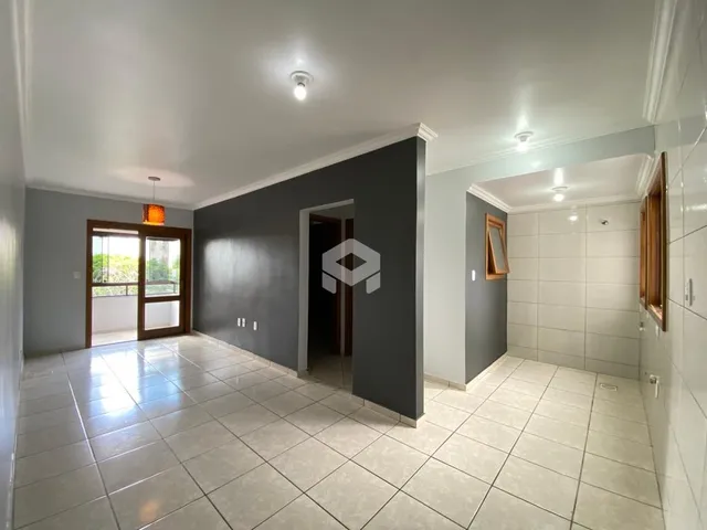 Hall de entrada com piso de cerâmica claro e paredes cinzas na propriedade.