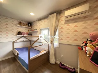 Quarto com cama de madeira e prateleiras decoradas.