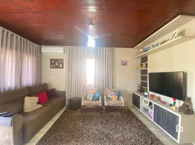 Foto de uma sala de estar com sofá e decoração.