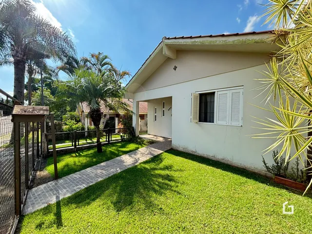 Fachada de uma casa em Lajeado, Brasil com jardim gramado e cerca.