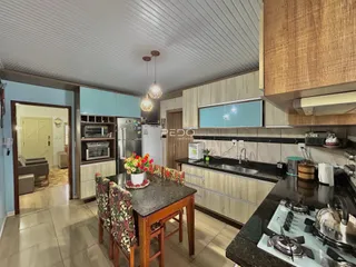 Foto de uma cozinha moderna com mesa de jantar em Lajeado.