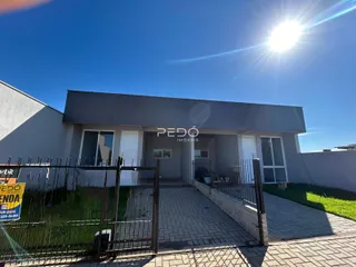 Fachada de uma residência em Lajeado, Brasil, com cerca e paisagismo.