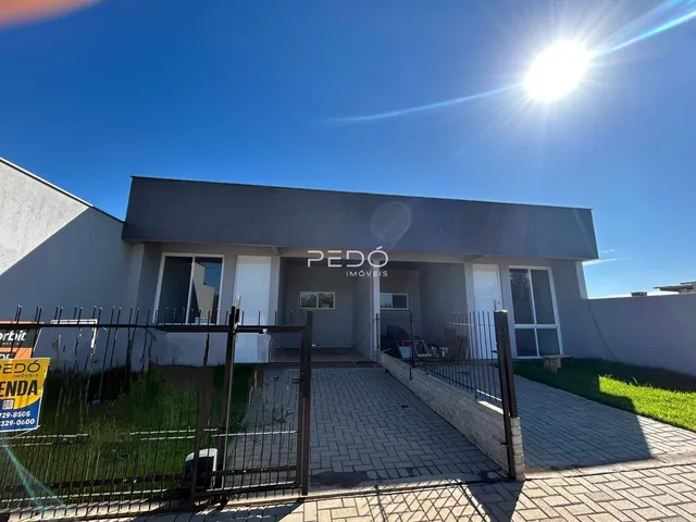 Fachada de uma residência em Lajeado, Brasil, com cerca e paisagismo.