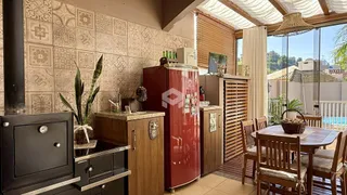 A sala de jantar e cozinha mostram um ambiente com revestimento de cerâmica.