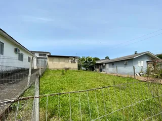 Fachada de duas casas em Lajeado, Brasil, com um quintal gramado.