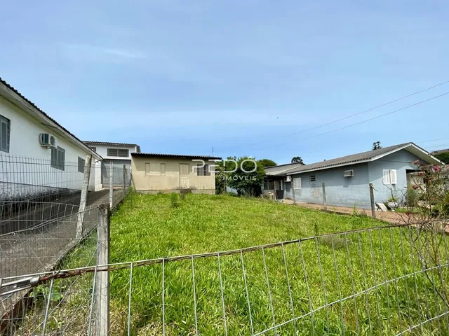 Fachada de duas casas em Lajeado, Brasil, com um quintal gramado.