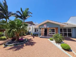 Fachada de uma residência em Lajeado, Brasil, com jardim frontal.