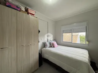 Quarto com armário grande e cama em ambiente claro.