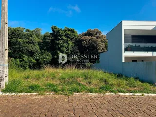 Fachada de uma residência com vegetação alta no jardim em Lajeado, Brasil.
