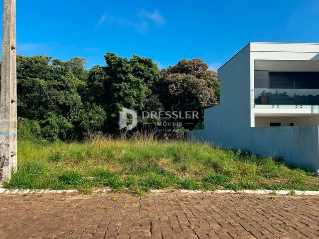 Fachada de uma residência com vegetação alta no jardim em Lajeado, Brasil.