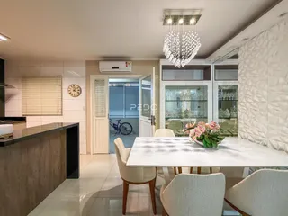 Sala de jantar com mesa e decoração moderna em um imóvel no Brasil.