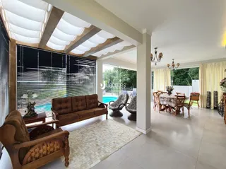 Sala de estar com sofá e vista externa