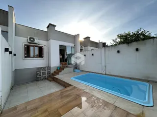 Vista da fachada de uma residência com piscina no Brasil.