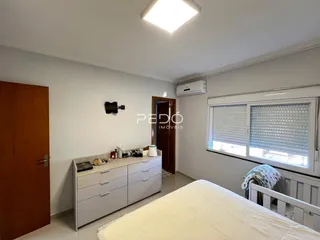 Quarto com cama e armário em um imóvel no Brasil.
