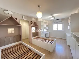 Quarto com piso de madeira e estrutura de cama em Lajeado.