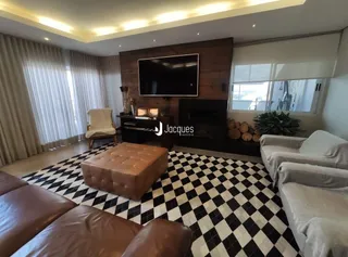 Sala de estar com piso xadrez e sofá de couro marrom.