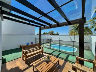 Vista de uma área externa com piscina e deck em Lajeado, Brasil.